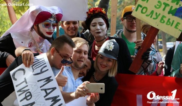 Абсурдный марш: одесситы устроили "Монстрацию" (фото)