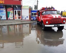 Кирилловка ушла под воду, тонут машины: непогода натворила беды на запорожских курортах