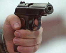 У Мукачевому відкрили стрілянину біля школи