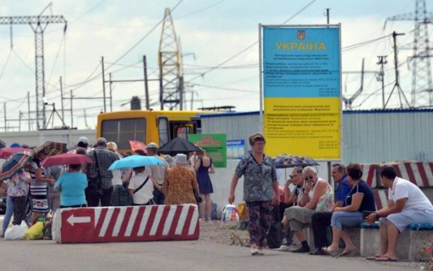 Кінець "ЛНР": луганчани тікають з міста сотнями