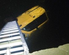 На Хмельниччині автівка впала у річку: є загиблі