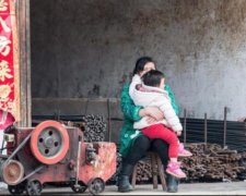 Прийомна мати 118 дітей чомусь стала зовсім не героїнею