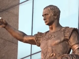 Статуя путіна. Фото: скриншот Youtube