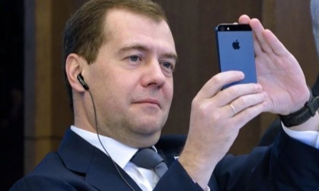 "Айфончіка" образили: росіяни попросили відправити Медведєва у відставку