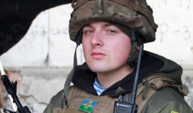 Украинский десантник уничтожил БТР боевиков (видео)