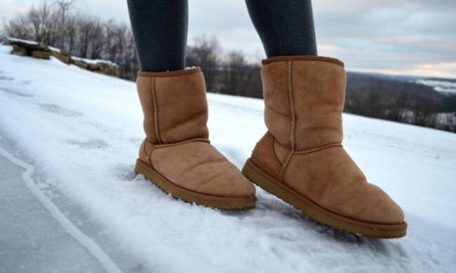 Чоботи, ноги, сніг