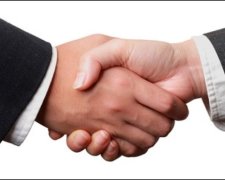 Про які проблеми сигналізує слабке рукостискання