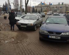 В Киеве водитель внедорожника "наказал" легковушку за неправильную парковку: шокирующее видео