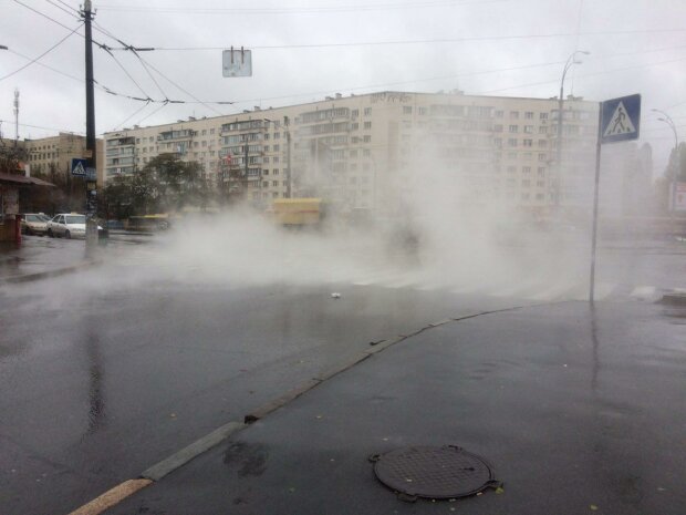 Фонтан кипятка хлещет посреди Киева, улица превратилась в океан: видео