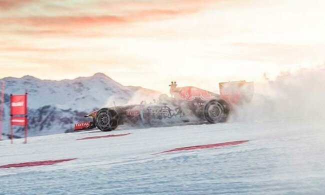 Гонщик Формулы-1 промчался по горнолыжной трассе (видео)