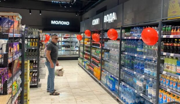Мужчина в отделе воды в магазине