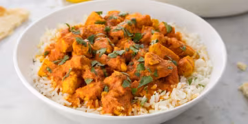 Красный рис с острой курицей: пикантный рецепт