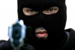 Батон, йогурт, пістолет: битва за пакет продуктів розбурхала Київ