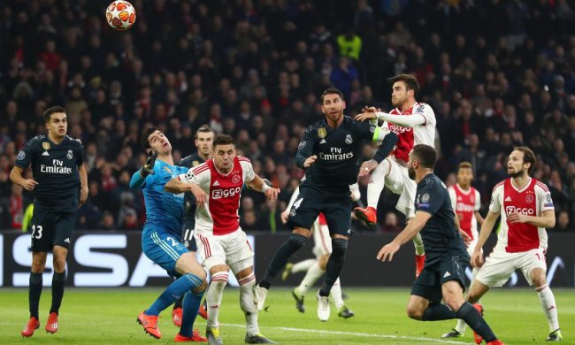 Реал на классе выиграл у Аякса, впервые в Лиге чемпионов судья отменил гол после VAR