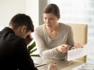 Работодатель, указывающий на ошибки сотрудника