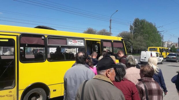 На Одесчине безумные очереди в маршрутки довели людей до нервного срыва: фото из ада