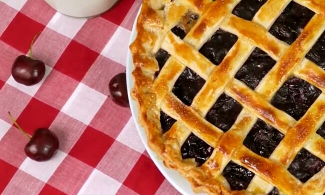 Пиріг на кефірі з вишнею, скріншот: YouTube