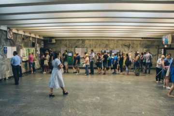У Києві закрили станцію метро: на місці працюють поліцейські та рятувальники
