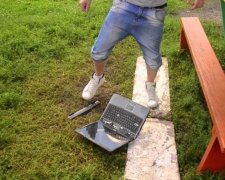 Діра розміром з Росію: будь-хто може читати чужу переписку ВКонтакте