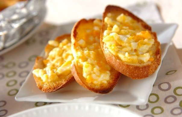 Рецепт хрустких яєчних грінок: швидкий і смачний сніданок