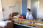Маленька дніпрянка з пошкодженим мозком бореться за кожен ковток повітря — дівчинка благає городян про допомогу