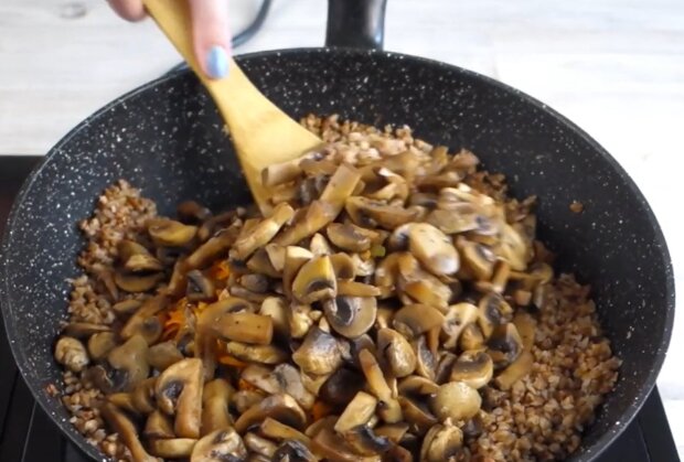 Гречка с грибами, фото: кадр из видео