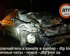 Mercedes разворотил Nissan на Обуховской трассе: есть пострадавшие