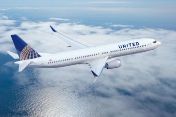 Пілот United Airlines прооперував трансгендера у домашніх умовах