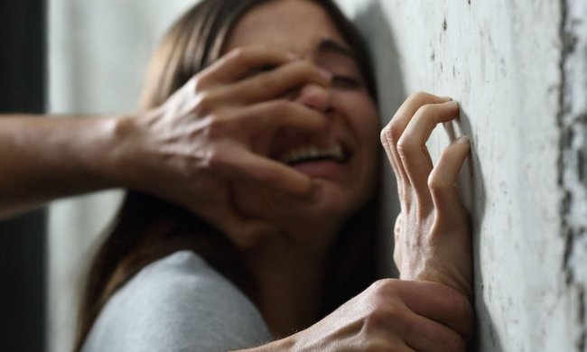 Під Харковом жорстоко згвалтували молоду дівчину: друзі стояли "на шухері"
