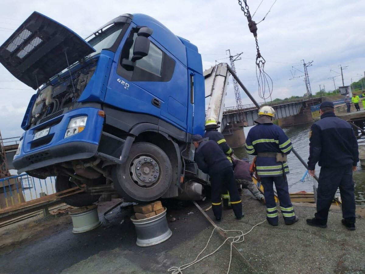 Под Днепром пытаются снять злополучную фуру с рухнувшего моста - ЗНАЙ ЮА