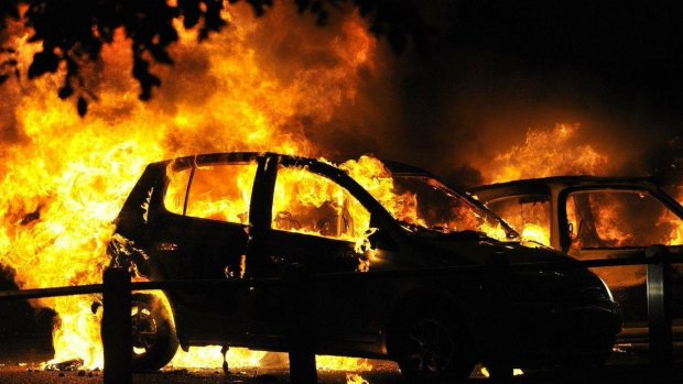 Спасатели оказались бессильны: в центре Харькова горел автомобиль вместе с пассажирами