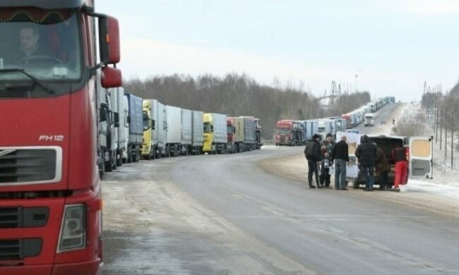 Україна і Росія домовилися відпустити заблоковані фури 