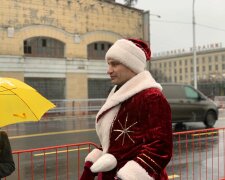 "Шулявка їде!": Кличко в костюмі Діда Мороза відкрив рух "відпочилим" мостом