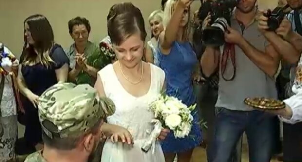 "Кормила его борщем в окопе, целовались под пулями": истории любви из Донбасса, которые победили войну