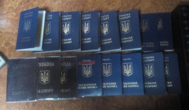 Українець віз у Крим велику кількість паспортів (відео)