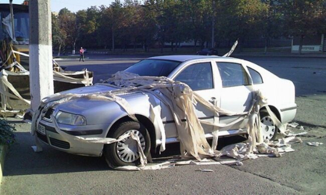 Трактор та автомобіль у Харкові замотали у туалетний папір (фото)