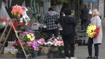 Пластикові квіти для кладовища: фото скрін Ютуб