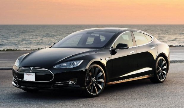 Директор Tesla купил сайт у фаната Теслы