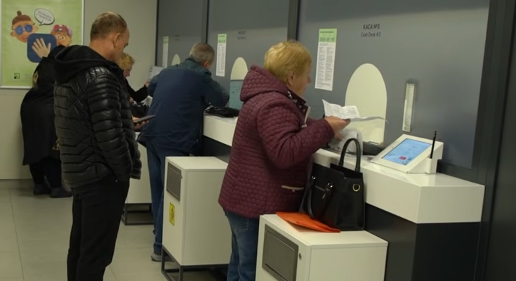 Українці в банку. Фото: скрін youtube