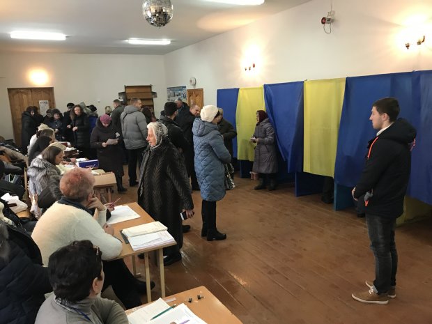 Выборы президента Украины: Аваков заявил про толпы агитаторов и миллионы на подкуп