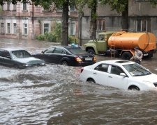 Одеса пішла під воду: нещадна стихія взяла у полон сотні городян, кадри з самого пекла