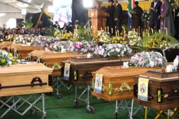 Труни з тілами 21 юної жертви, які померли після шкільної вечірки