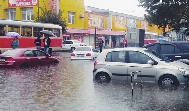 Машины ушли под воду из-за дождя в Киеве (фото)