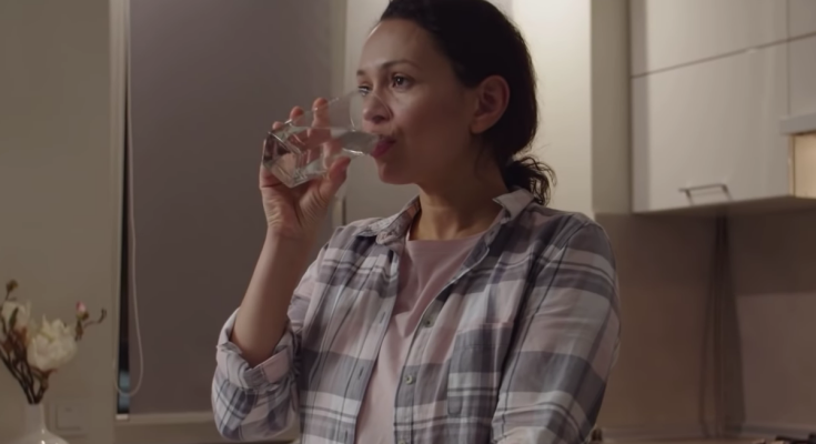 Вред минеральной воды. Фото: скрин youtube