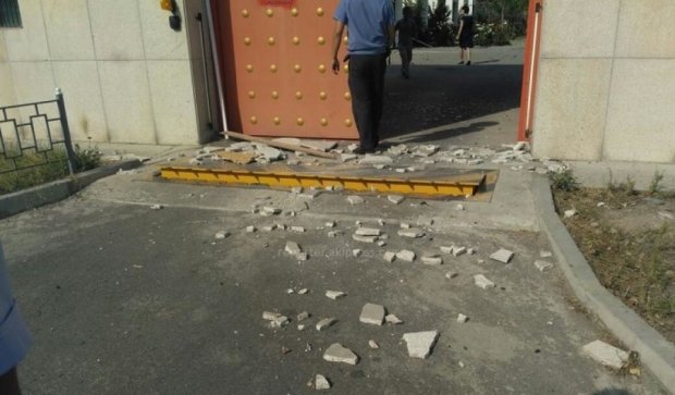 Мощный взрыв в Кыргызстане: смертник протаранил посольство, есть пострадавшие (видео)