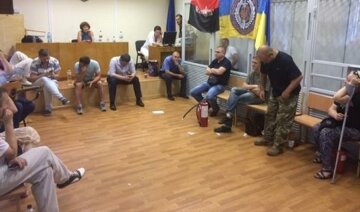 Командира "Айдара" не випускають з будівлі суду