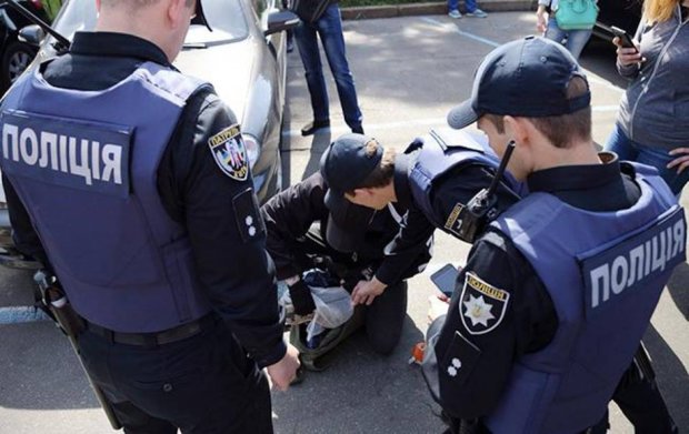Под Киевом в пакете нашли мертвого младенца: мама оставила умирать
