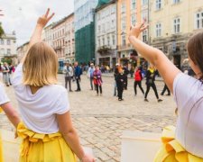 Как "Фемен", но одетые: новое женское движение учит украинок бороться
