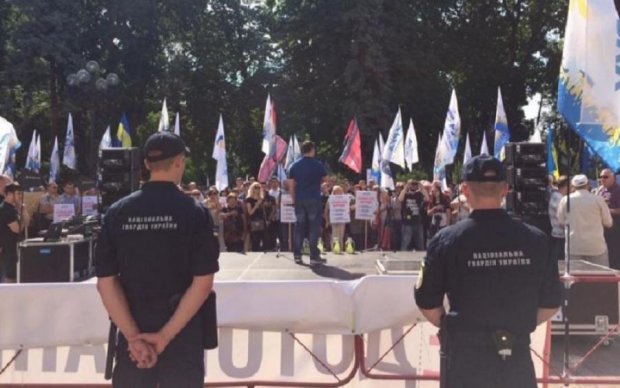 Дым окутал Раду: митингующие выдвинули жесткие требования нардепам