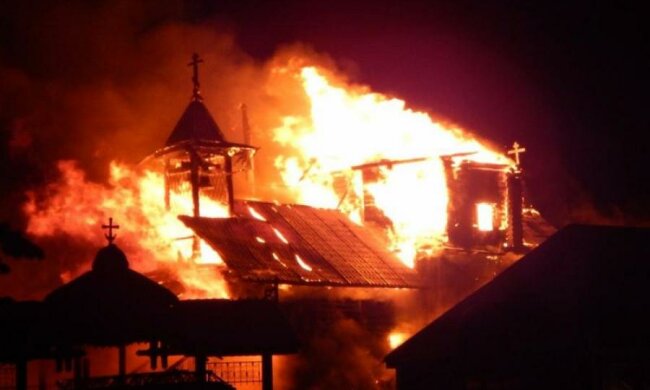 Киев начал Страстную пятницу поджогом церкви московских попов